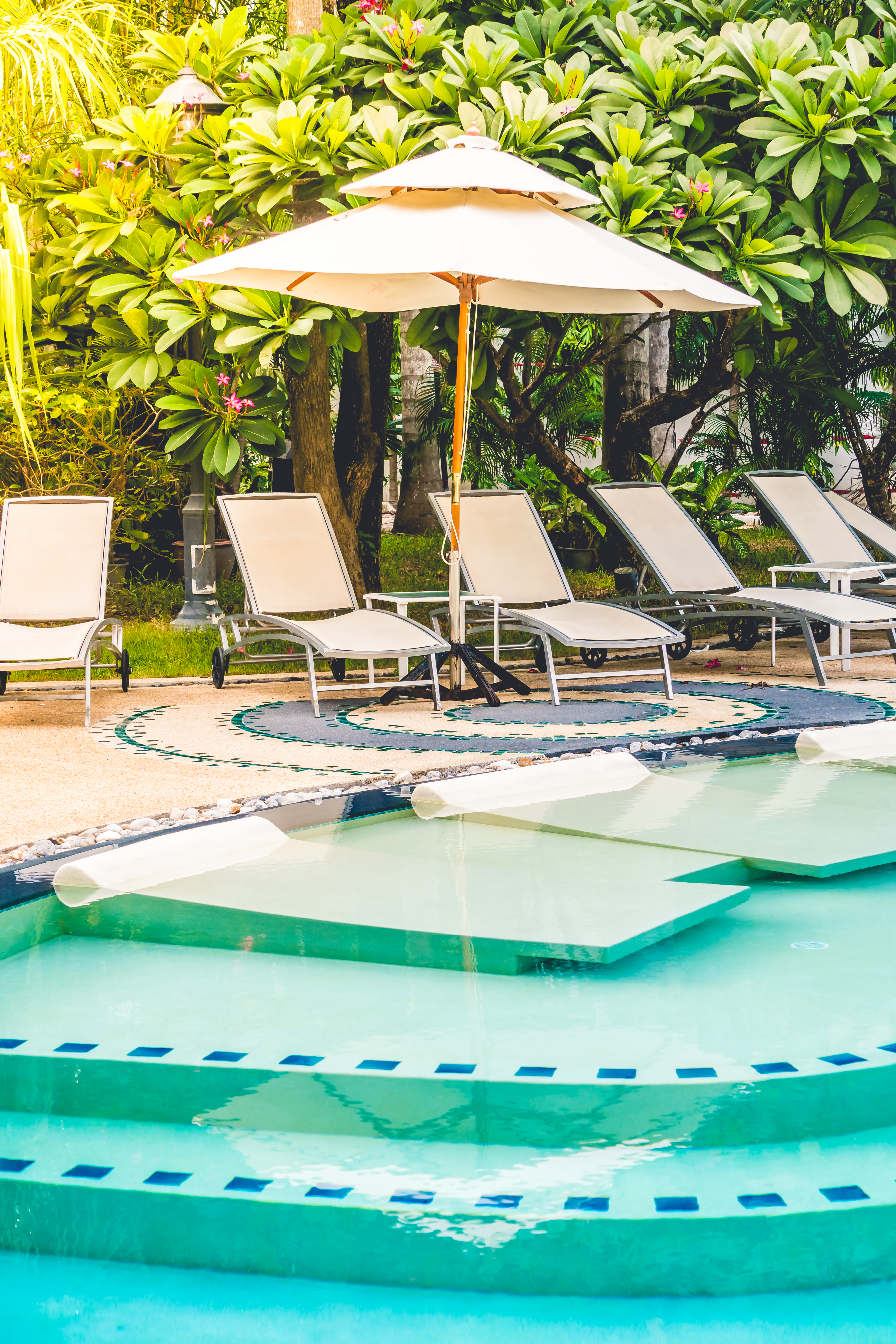 Espreguiçadeiras à beira da piscina